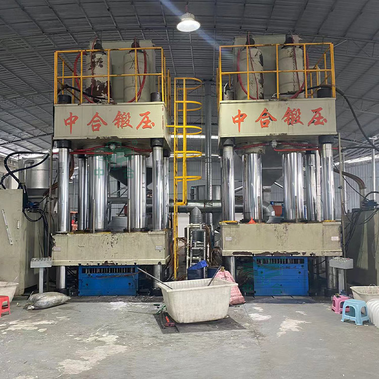 1000吨塑料建筑模壳成型液压机客户现场.jpg 1000吨塑料建筑模壳成型液压机客户现场.jpg
