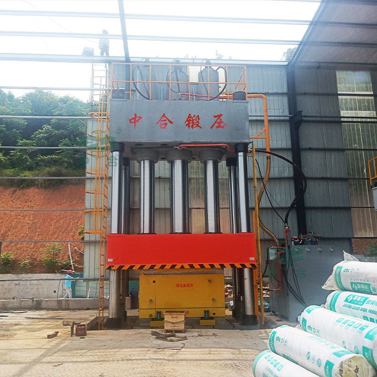 2000吨复合材料成型液压机客户现场.jpg 2000吨复合材料成型液压机客户现场.jpg