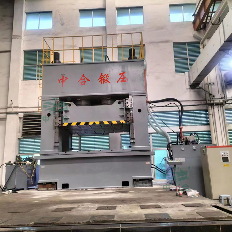2000吨框架式液压机客户现场.jpg