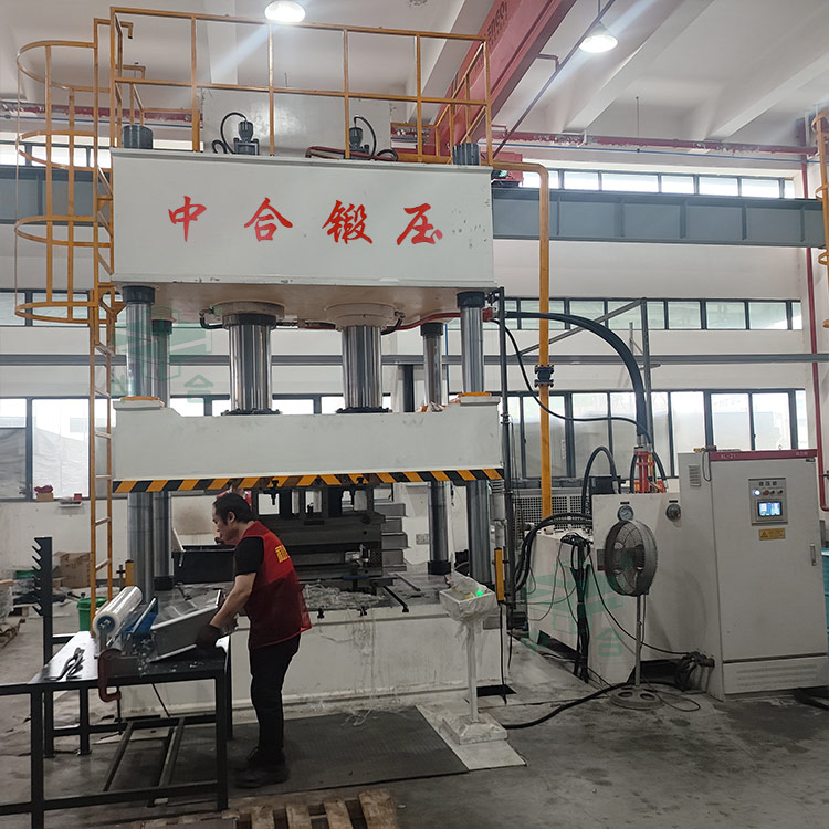 500吨不锈钢水槽拉伸液压机现场