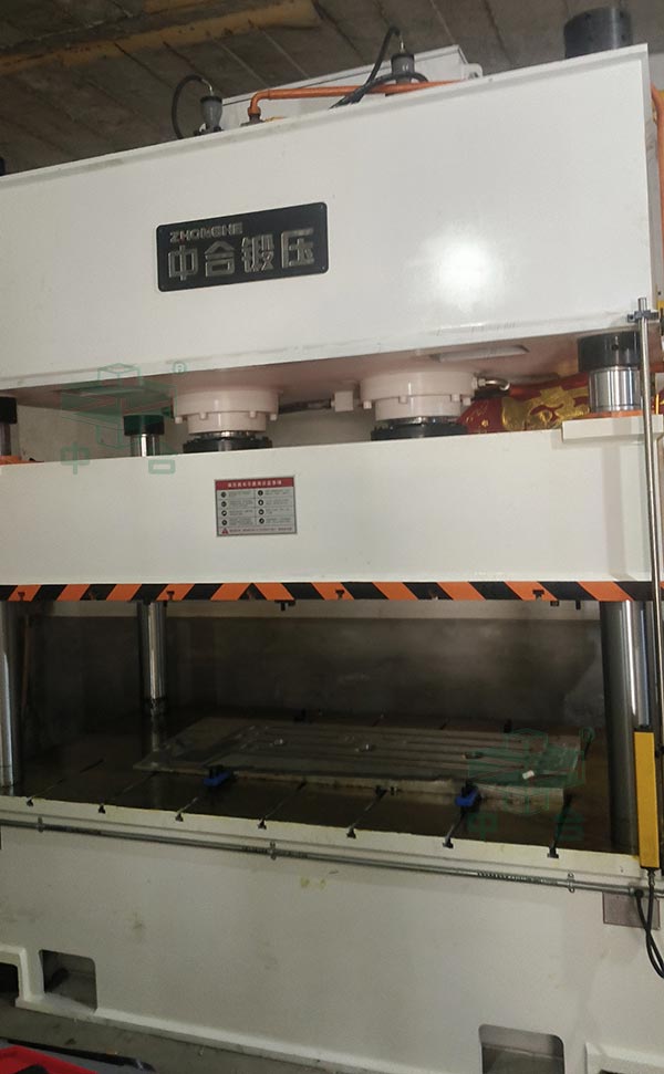 250吨四柱液压机加工发动机下护板.jpg