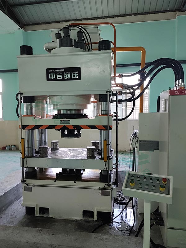 630吨陶瓷粉末成型液压机现场.jpg