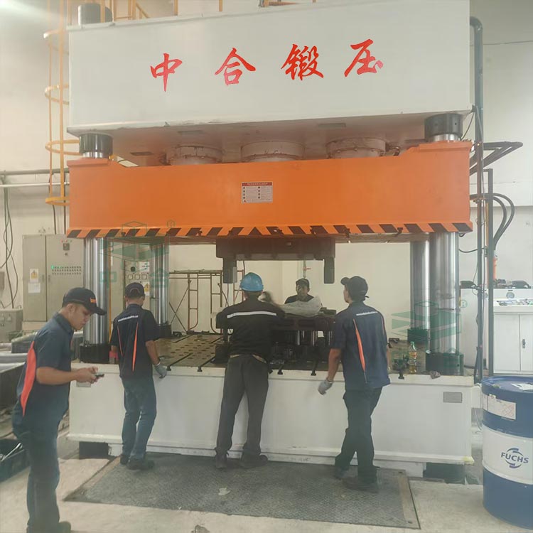 1000吨汽车配件成型液压机调试现场.jpg