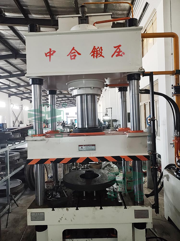 200吨不锈钢锅盖成型液压机现场.jpg