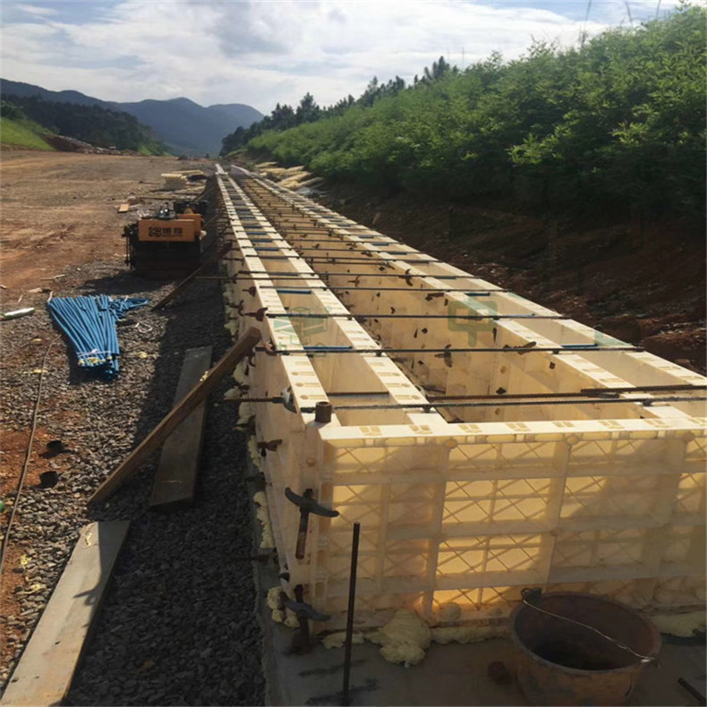 快拼组合式水沟水渠塑料建筑模板生产设备-1500吨四柱液压机(图3)